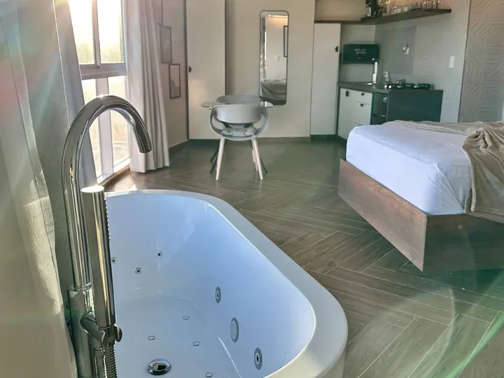 Ocean-view loft with a jacuzzi: photo 14