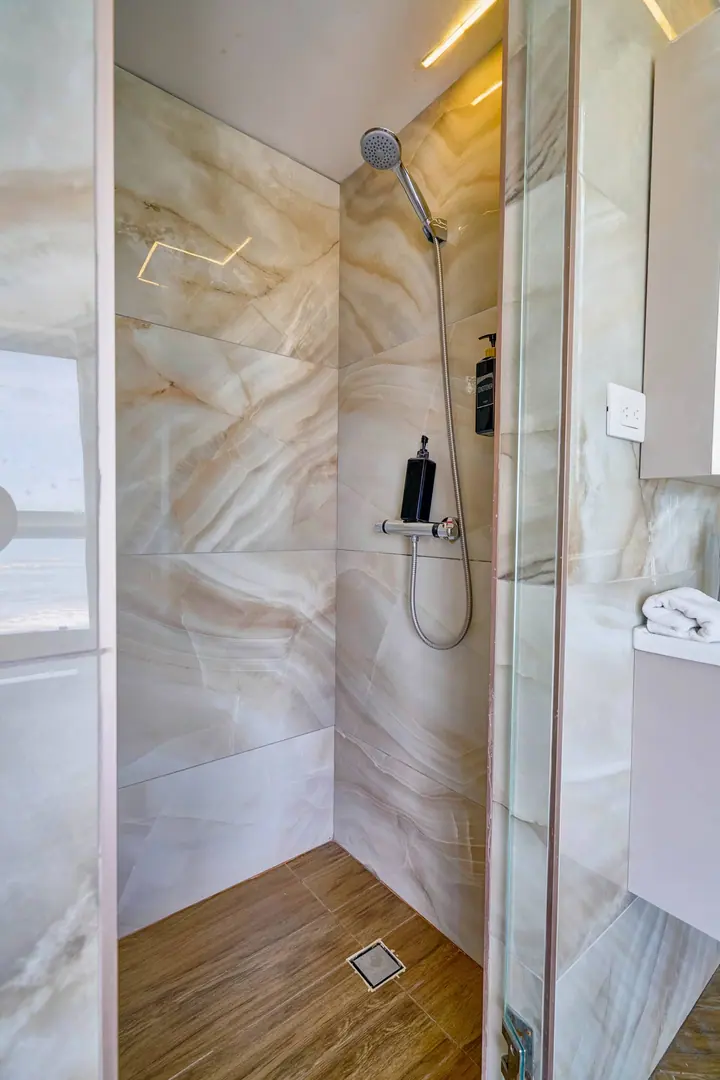 Ocean-view loft with a jacuzzi: photo 17