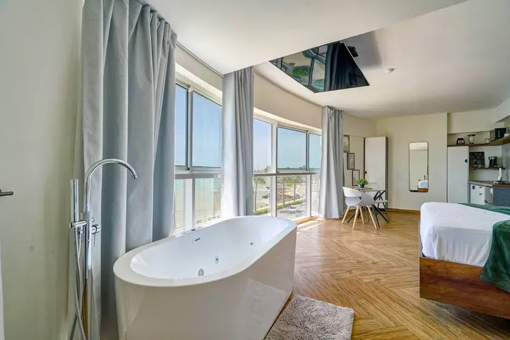 Ocean-view loft with a jacuzzi: photo 22