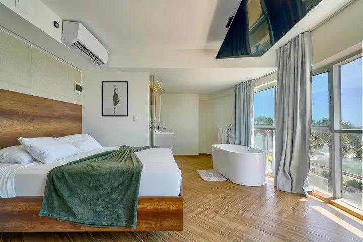 Ocean-view loft with a jacuzzi: photo 23