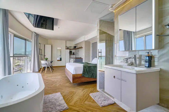 Ocean-view loft with a jacuzzi: photo 24