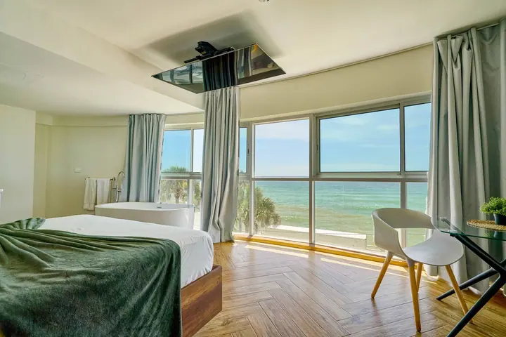 Ocean-view loft with a jacuzzi: photo 25