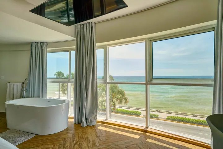 Ocean-view loft with a jacuzzi: photo 36