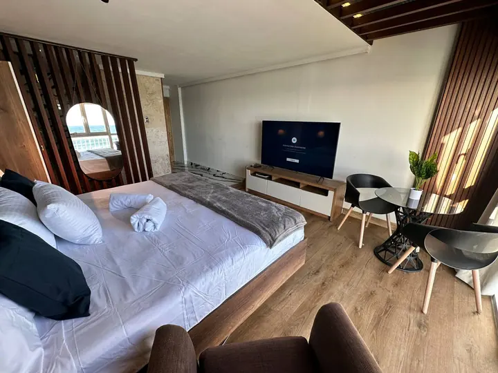 Ocean-view studio with a bathtub and a king bed: photo 2