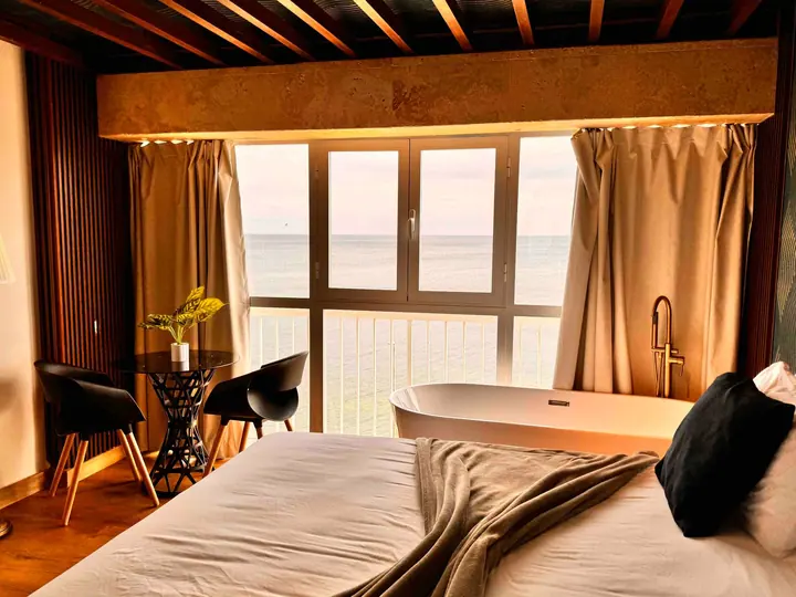 Ocean-view studio with a bathtub and a king bed: photo 4