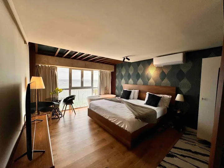 Ocean-view studio with a bathtub and a king bed: photo 5
