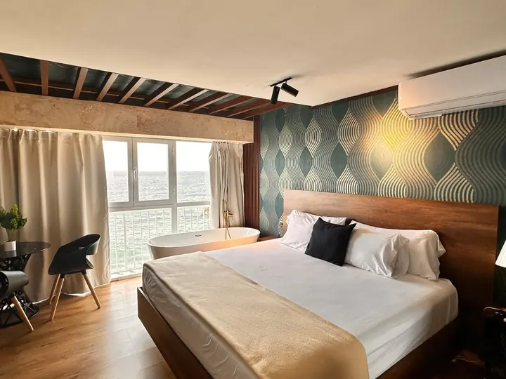 Ocean-view studio with a bathtub and a king bed: photo 6
