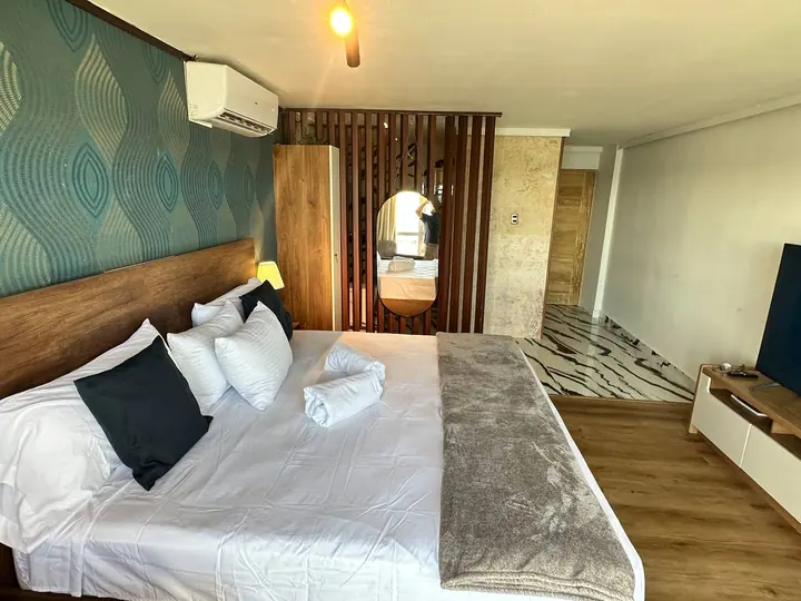 Ocean-view studio with a bathtub and a king bed: photo 8