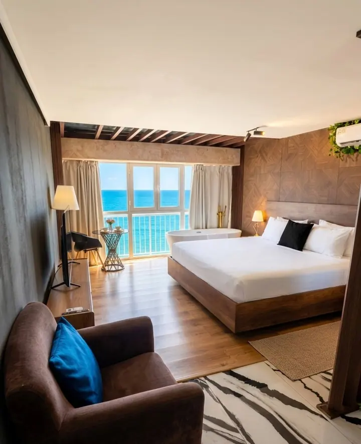 Ocean-view studio with a bathtub and a king bed: photo 9