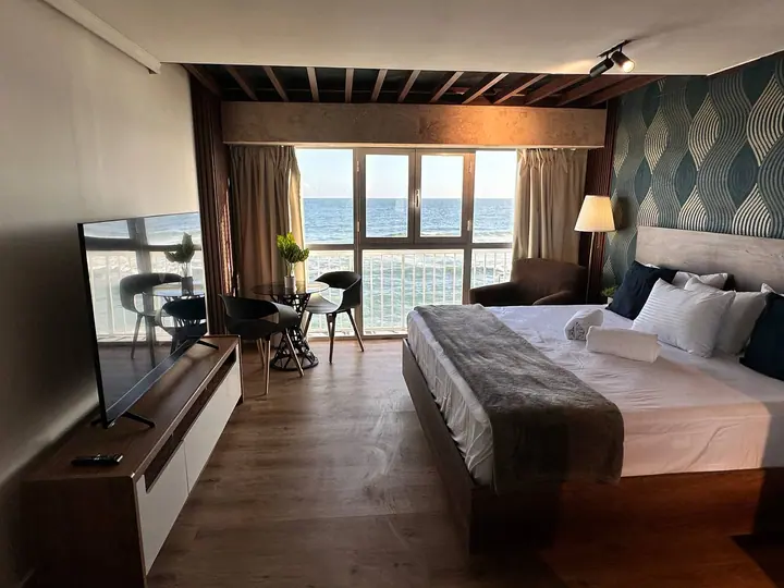 Ocean-view studio with a bathtub and a king bed: photo 10
