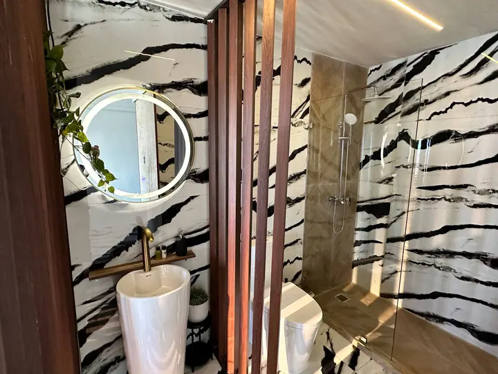 Ocean-view studio with a bathtub and a king bed: photo 11