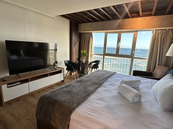Ocean-view studio with a bathtub and a king bed: photo 12