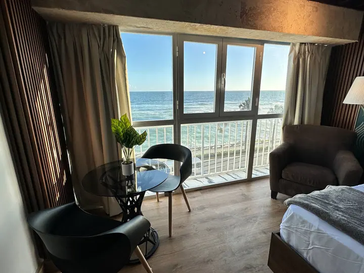 Ocean-view studio with a bathtub and a king bed: photo 15