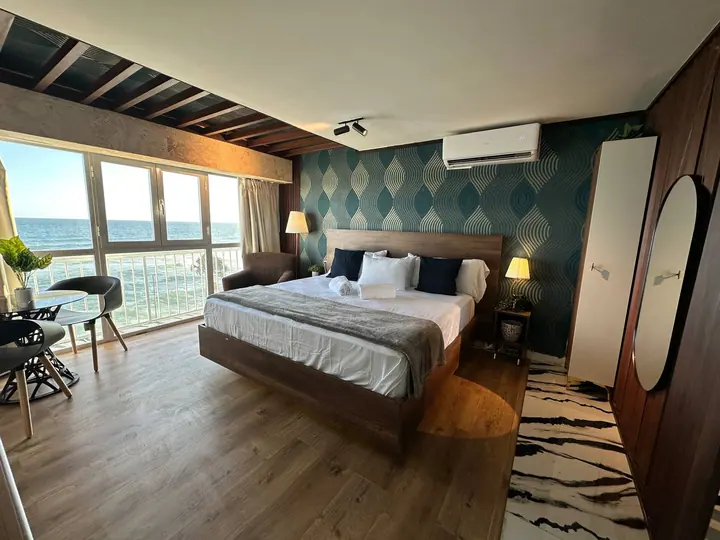 Ocean-view studio with a bathtub and a king bed: photo 16