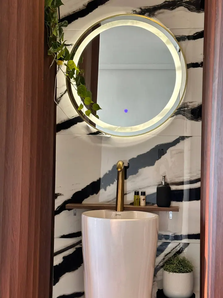 Ocean-view studio with a bathtub and a king bed: photo 17
