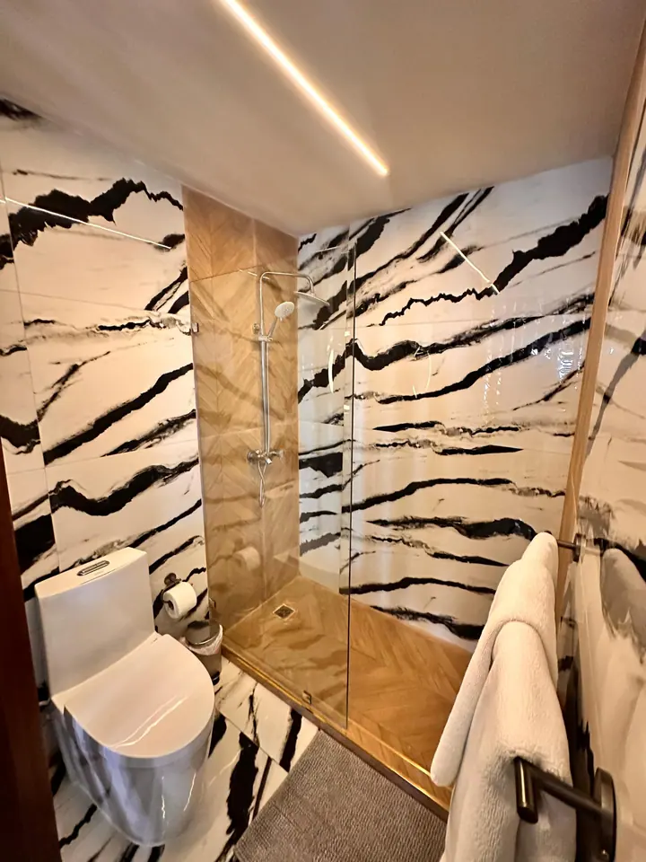 Ocean-view studio with a bathtub and a king bed: photo 19