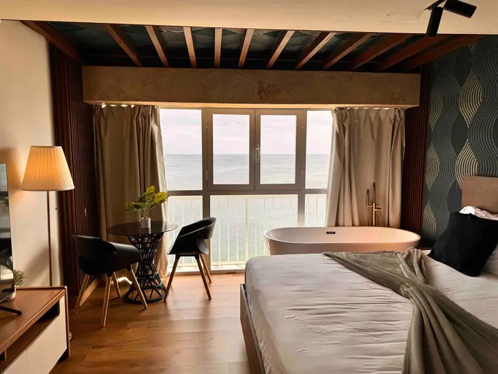 Ocean-view studio with a bathtub and a king bed: photo 20