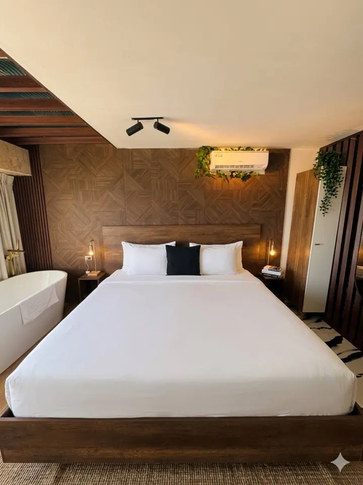 Ocean-view studio with a bathtub and a king bed: photo 21