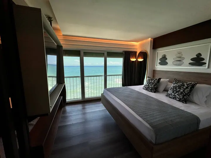 One-bedroom penthouse with an ocean view: photo 17