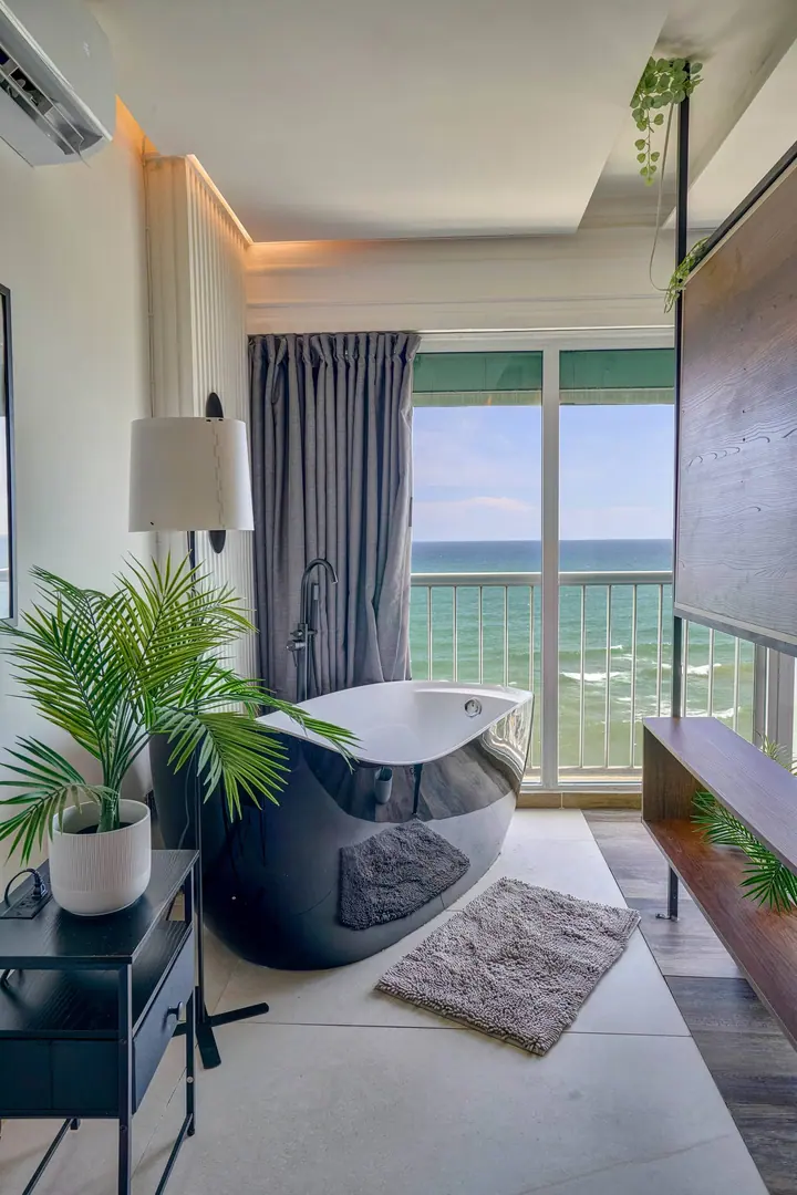 One-bedroom penthouse with an ocean view: photo 39