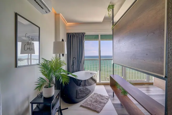 One-bedroom penthouse with an ocean view: photo 42