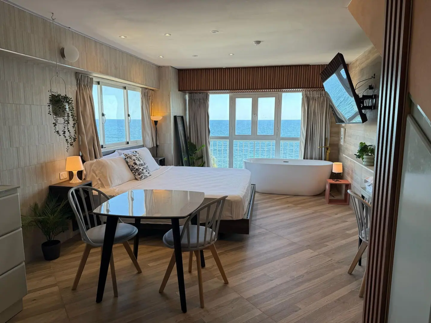 Pretty studio with a sea view: main photo