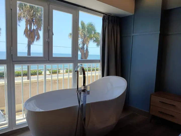 Quiet seafront apartment with a bathtub: photo 4