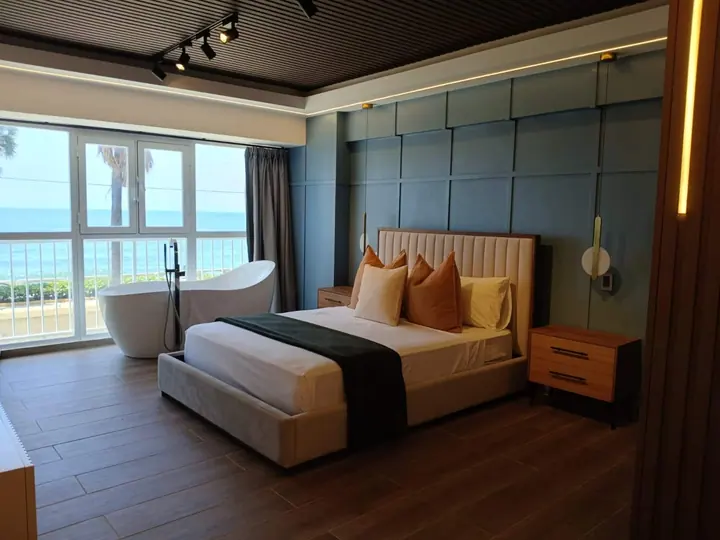 Quiet seafront apartment with a bathtub: photo 8