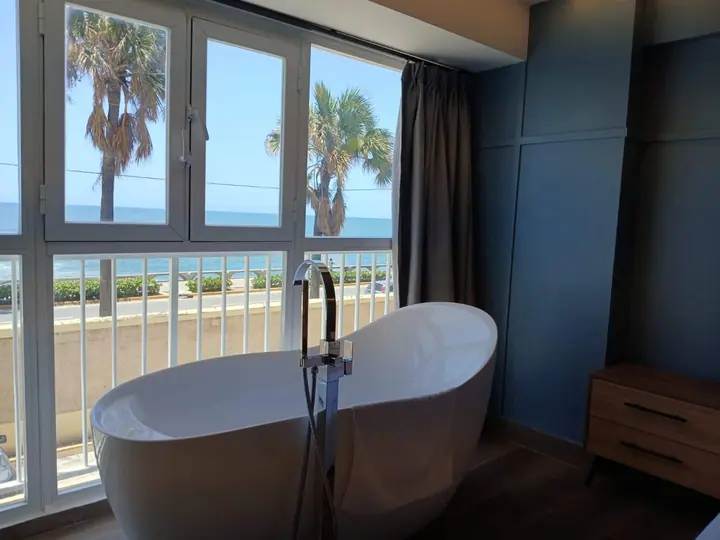 Quiet seafront apartment with a bathtub: photo 9