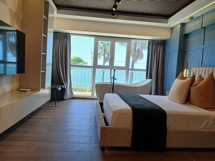Quiet seafront apartment with a bathtub: photo 12