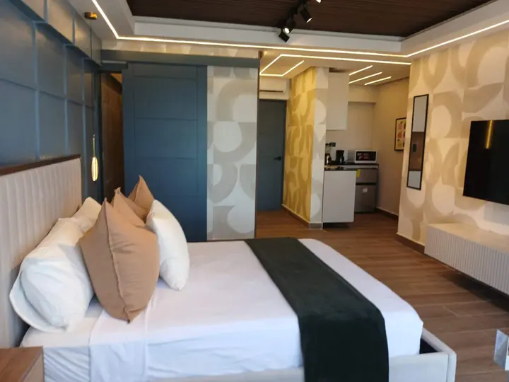 Quiet seafront apartment with a bathtub: photo 14