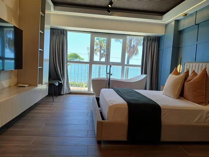 Quiet seafront apartment with a bathtub: photo 15