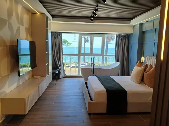 Quiet seafront apartment with a bathtub: photo 19