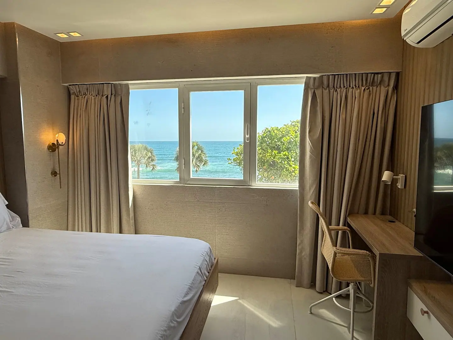 Sea-view studio with a workspace: main photo