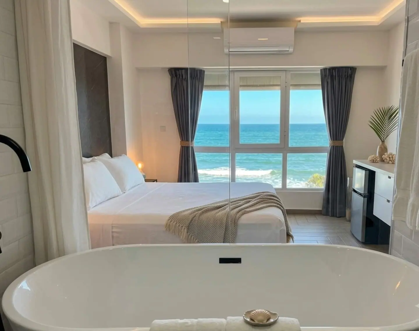 Small studio with a bathtub and a sea view: main photo