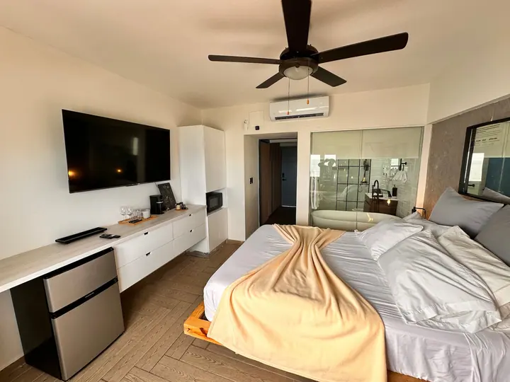 Small studio with a bathtub and a sea view: photo 3