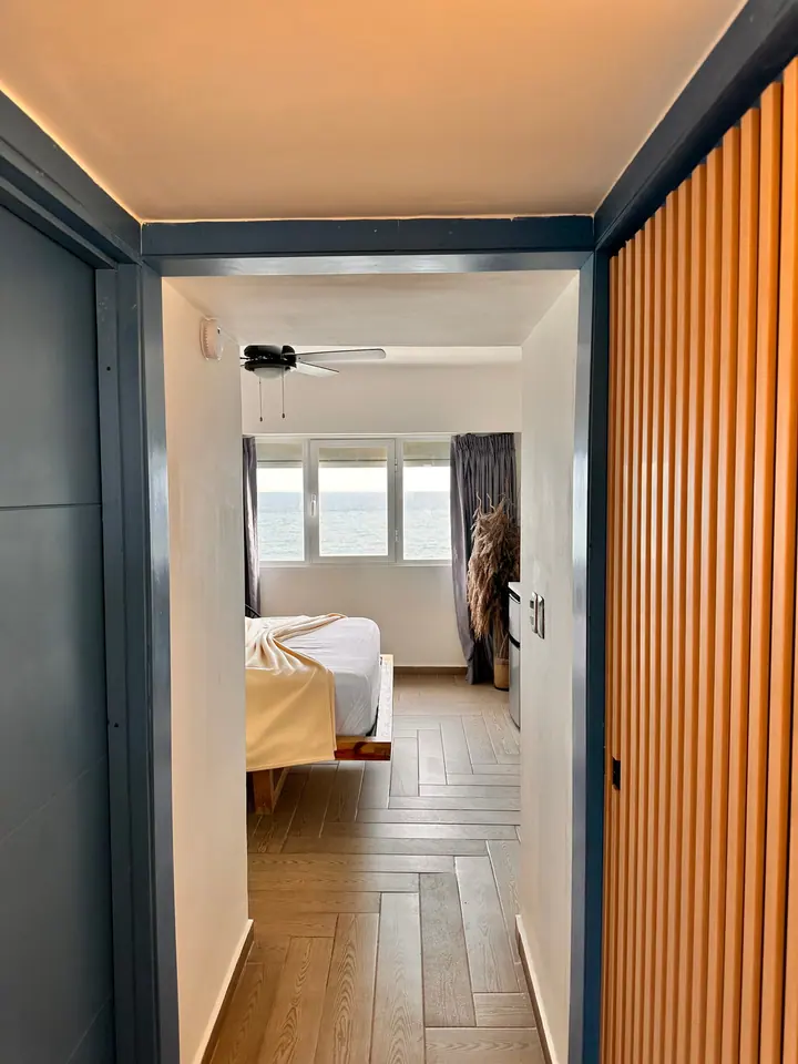 Small studio with a bathtub and a sea view: photo 4