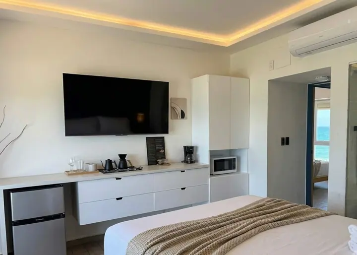 Small studio with a bathtub and a sea view: photo 5