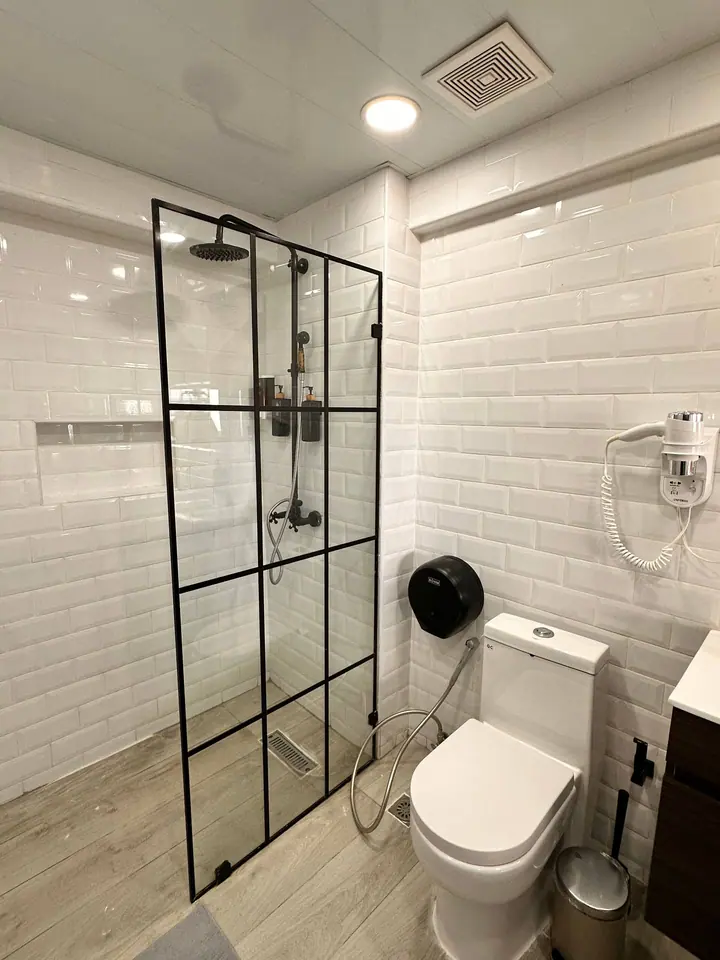 Small studio with a bathtub and a sea view: photo 6