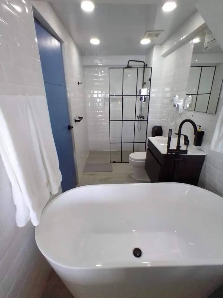 Small studio with a bathtub and a sea view: photo 7