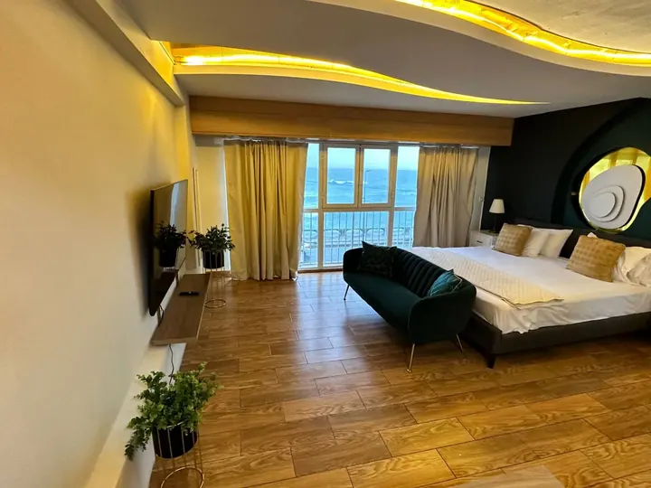 Studio with a 65-inch TV and an ocean view: photo 5