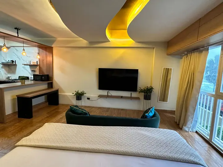 Studio with a 65-inch TV and an ocean view: photo 6
