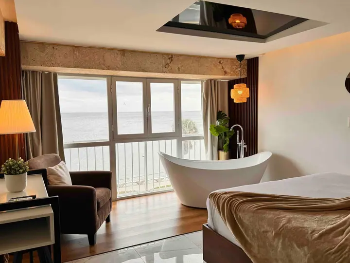 Stylish ocean-view studio with a bathtub: photo 6