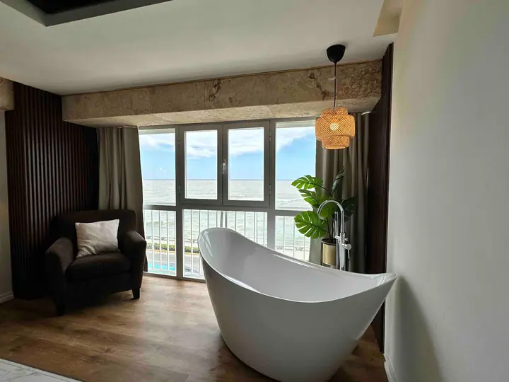 Stylish ocean-view studio with a bathtub: photo 8
