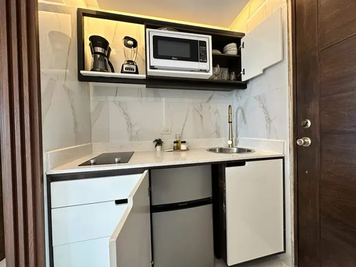 Stylish ocean-view studio with a bathtub: photo 16