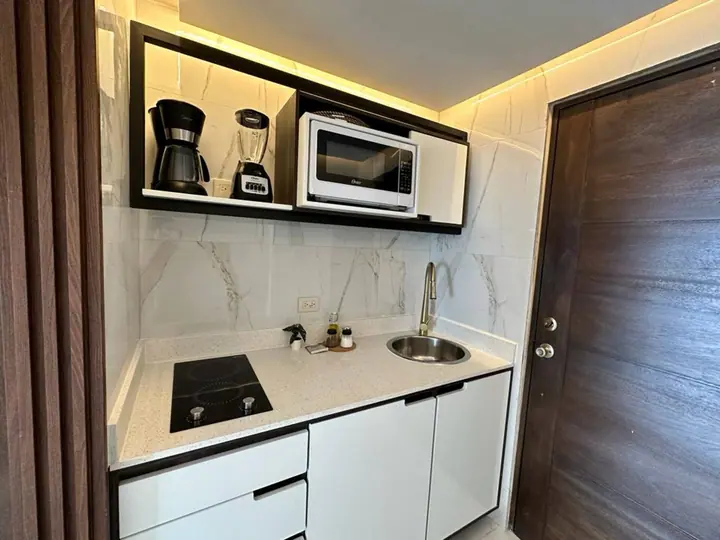 Stylish ocean-view studio with a bathtub: photo 17